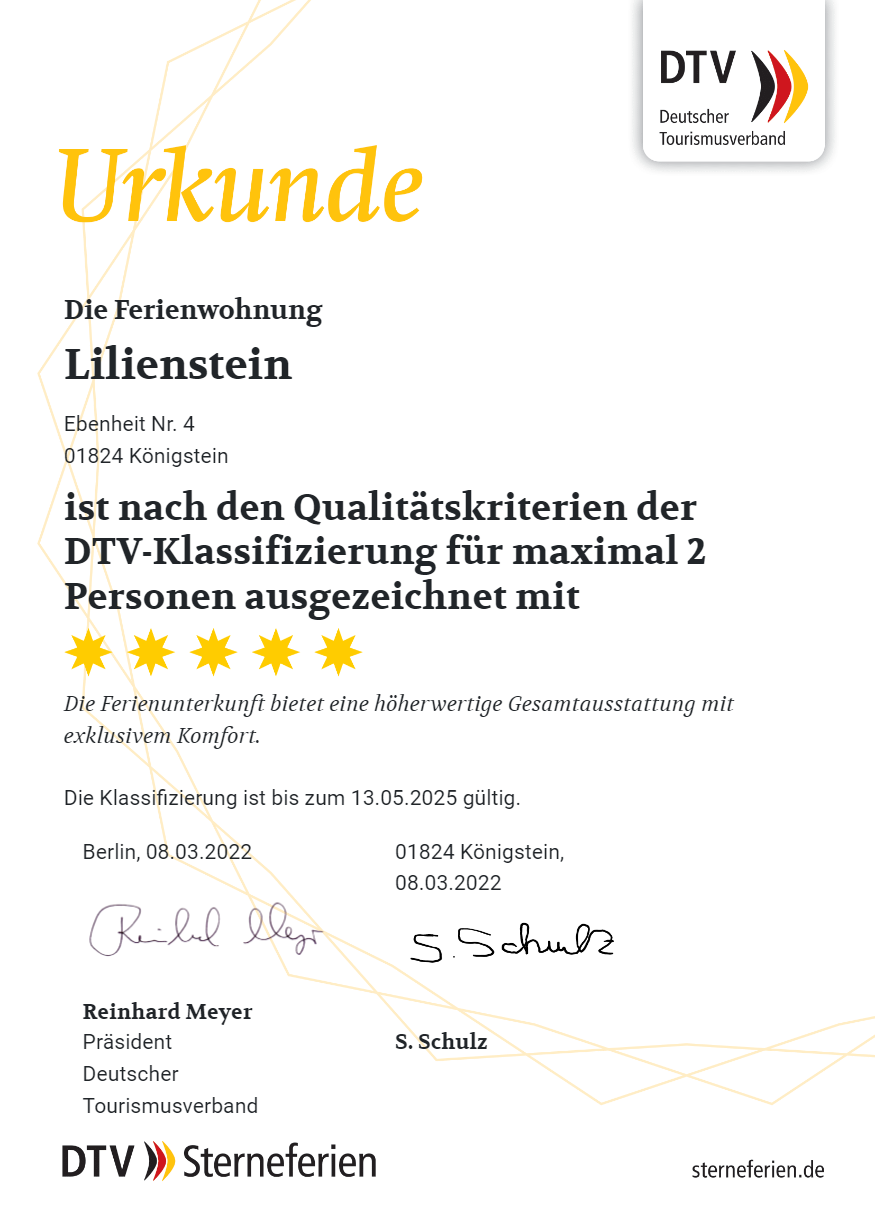 Ein Zertifikat des Deutschen Tourismusverbandes (DTV) über die Auszeichnung der Ferienwohnung „Lilienstein“ in Königstein mit 4 Sternen für die Erfüllung der Qualitätskriterien für bis zu 2 Personen. Es ist von Reinhard Meyer und S. Schulz unterzeichnet und datiert vom 08.03.2022.